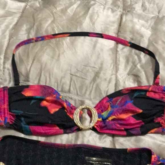 VS Expensive Line Swimsuit - Picture 6 of 8